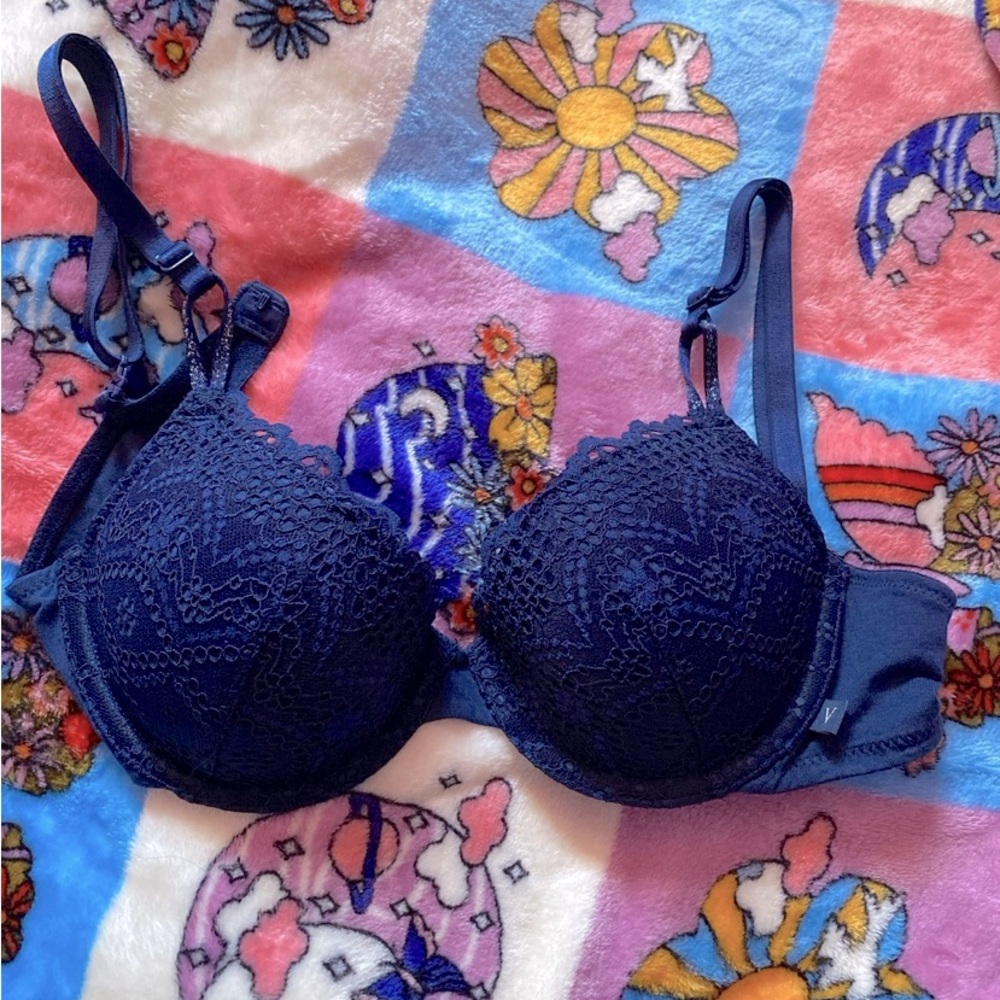 Victoria’s  Secret Eyelet Lace Lightly Lined Demi Bra 32C NWT